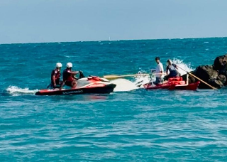 Paura in mare a Francavilla: barca alla deriva si ribalta contro gli scogli, salvi i due occupanti