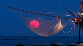 La Luna catturata dai trabocchi: lo scatto di un medico abruzzese scelto dalla NASA