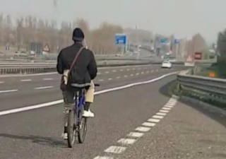 Pedala in autostrada ignaro del pericolo: ciclista bloccato dalla Polstrada sulla A25