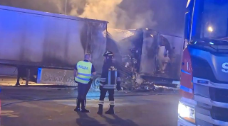 Camion in fiamme sull’A14: notte di paura nei pressi del casello Chieti-Pescara Ovest