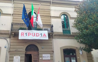 Fossacesia dice no alla guerra: esposto striscione in Comune per la campagna “R1PUD1A” di Emergency