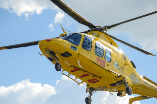 Colpito da una lastra di marmo, operaio 60enne elitrasportato in ospedale