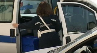 Tatuaggi e divisa non vanno d’accordo: il Tar ferma la vigilessa di Lanciano