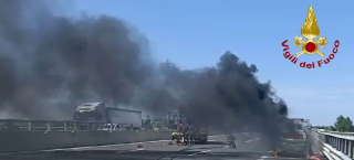 Auto in fiamme sulla A14: lunghe code tra Val di Sangro e Vasto Nord