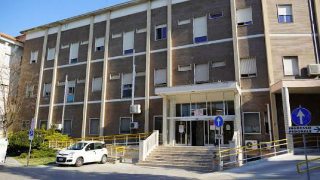 Paura all’ospedale di Lanciano: crolla parte del soffitto, ferita un’infermiera