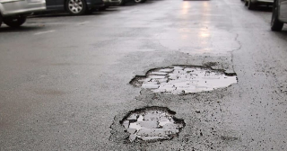 Strade dissestate, il Comune di Chieti risarcisce automobilista: oltre 2mila euro per i danni causati da una buca